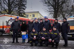 Gruppenfoto der ukrainischen Rettungskräfte bei der Übergabe der Einsatzfahrzeuge aus dem Landkreis Stade in Chmelnyzkyj.